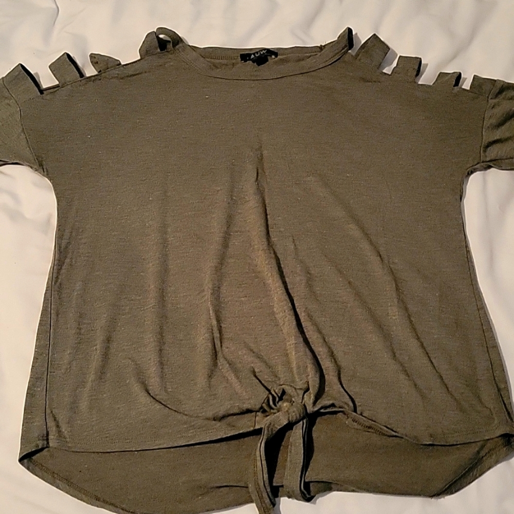 Front tie, shoulder slits tee